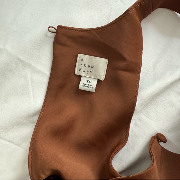 Elegant Brown Sleeveless Dress - Picture 4 of 5